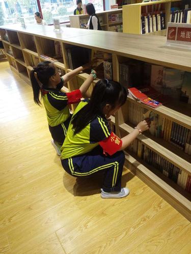 甘南县新华书店联合第六小学开展"图书伴我同行"小小图书管理员体验