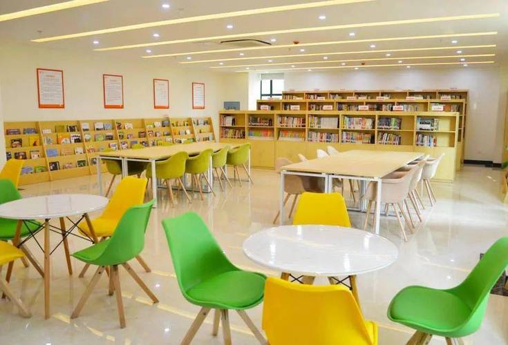 500余名中小学生和幼儿园小朋友报名参会;寒暑假期间的"小小图书管理